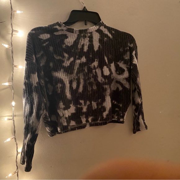 HOODIE CROPSS AND SWEATER PLZZ BUY ALMOST FALL!!! - Picture 1 of 3